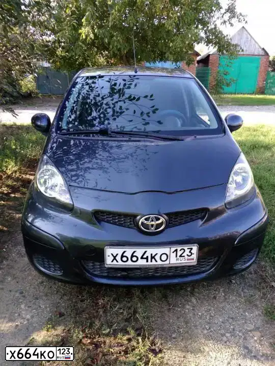 Фото автомобиля TOYOTA AYGO, 2009 — госномер Х664КО123. Цвет: СЕРЫЙ