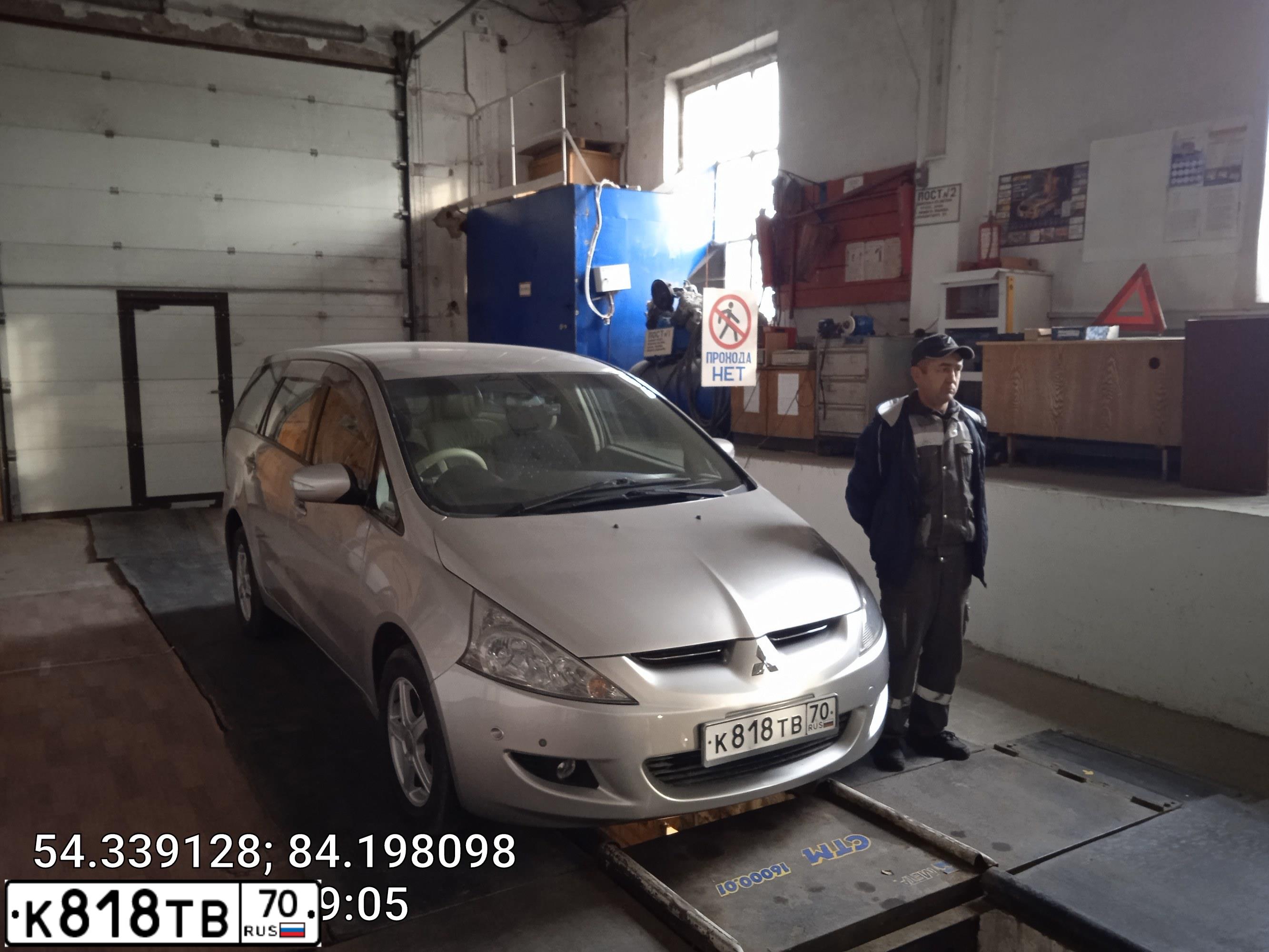Фото автомобиля MITSUBISHI GRANDIS, 2003 — госномер К818ТВ70. Цвет: СЕРЕБРИСТЫЙ