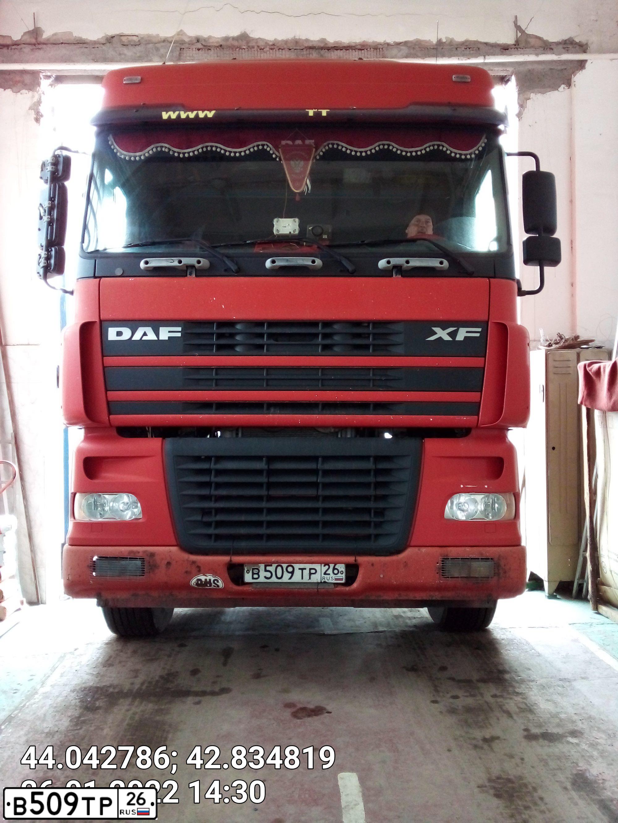 Фото автомобиля DAF XF 95 FT /4X2/, 2005 — госномер В509ТР26. Цвет: Красный