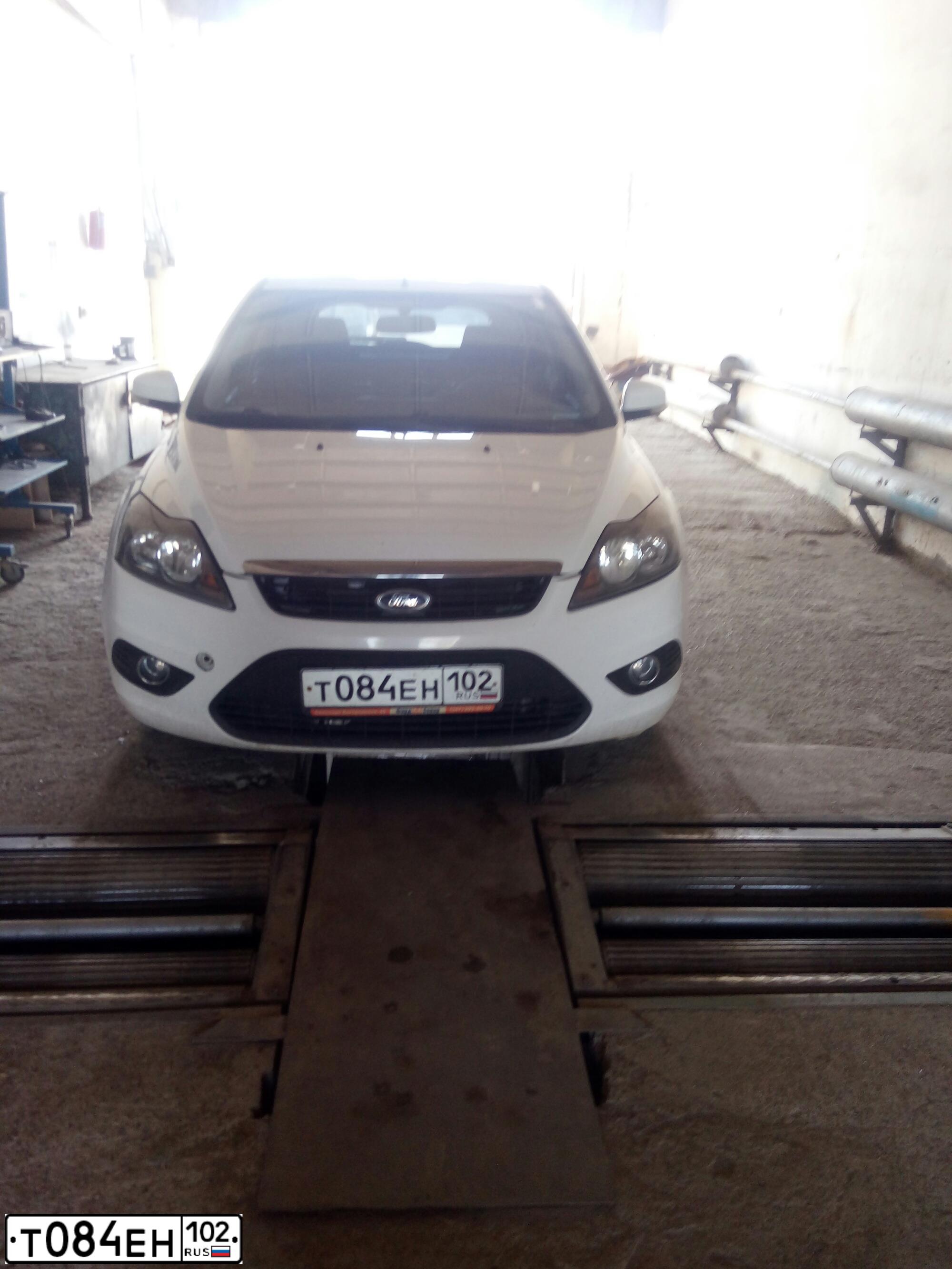 Фото автомобиля FORD FOCUS, 2011 — госномер Е952МТ702. Цвет: Белый