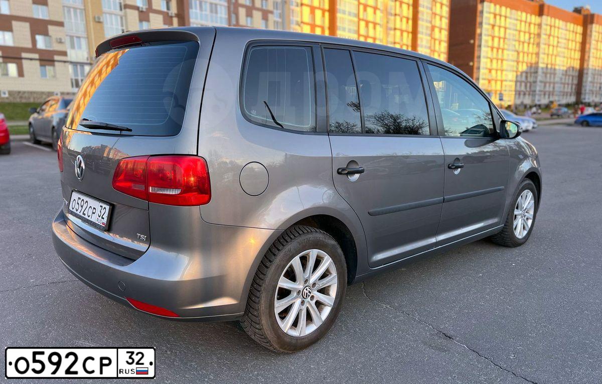 Фото автомобиля VOLKSWAGEN TOURAN, 2011 — госномер О592СР32. Цвет: СЕРЫЙ