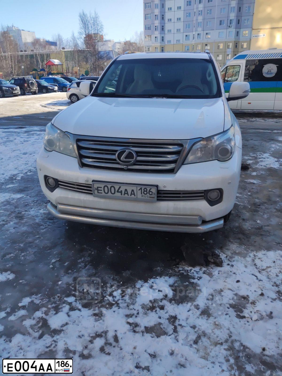 Фото автомобиля LEXUS GX, 2013 — госномер Е004АА186. Цвет: Белый