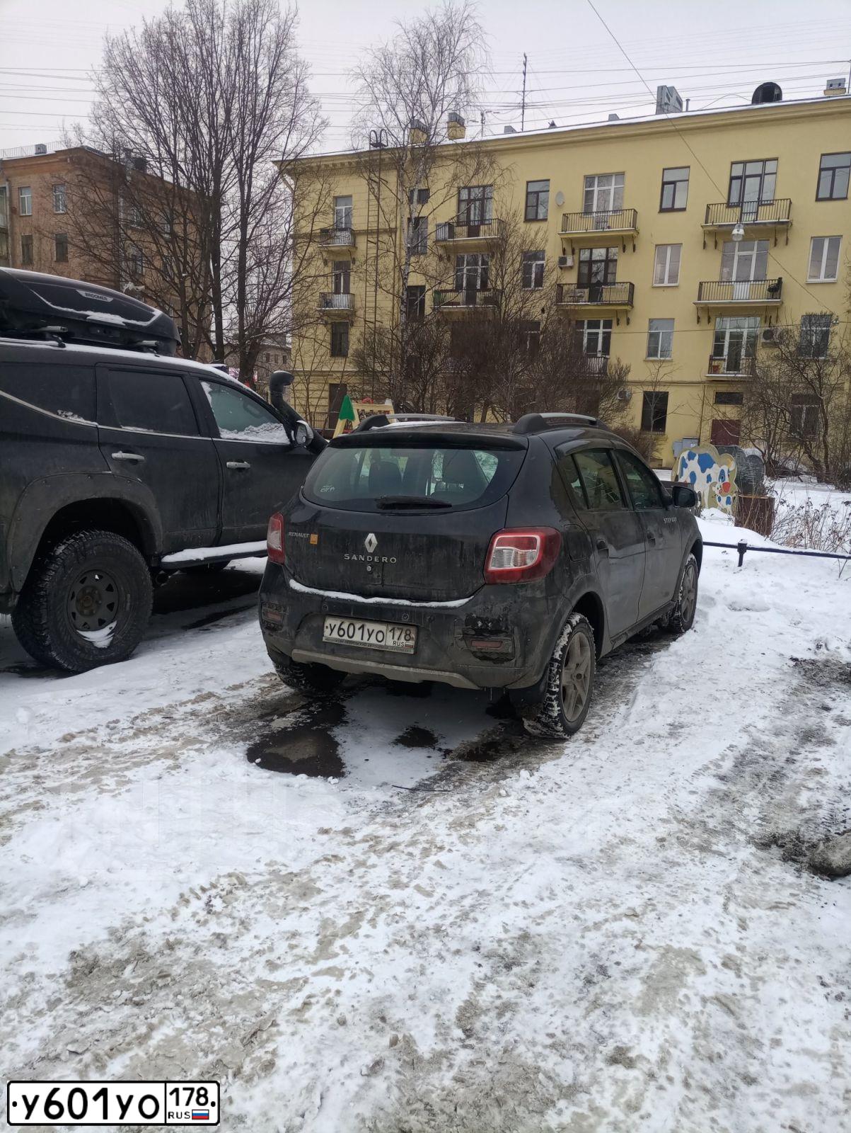 Фото автомобиля RENAULT SANDERO, 2017 — госномер У601УО178. Цвет: ЧЕРНЫЙ