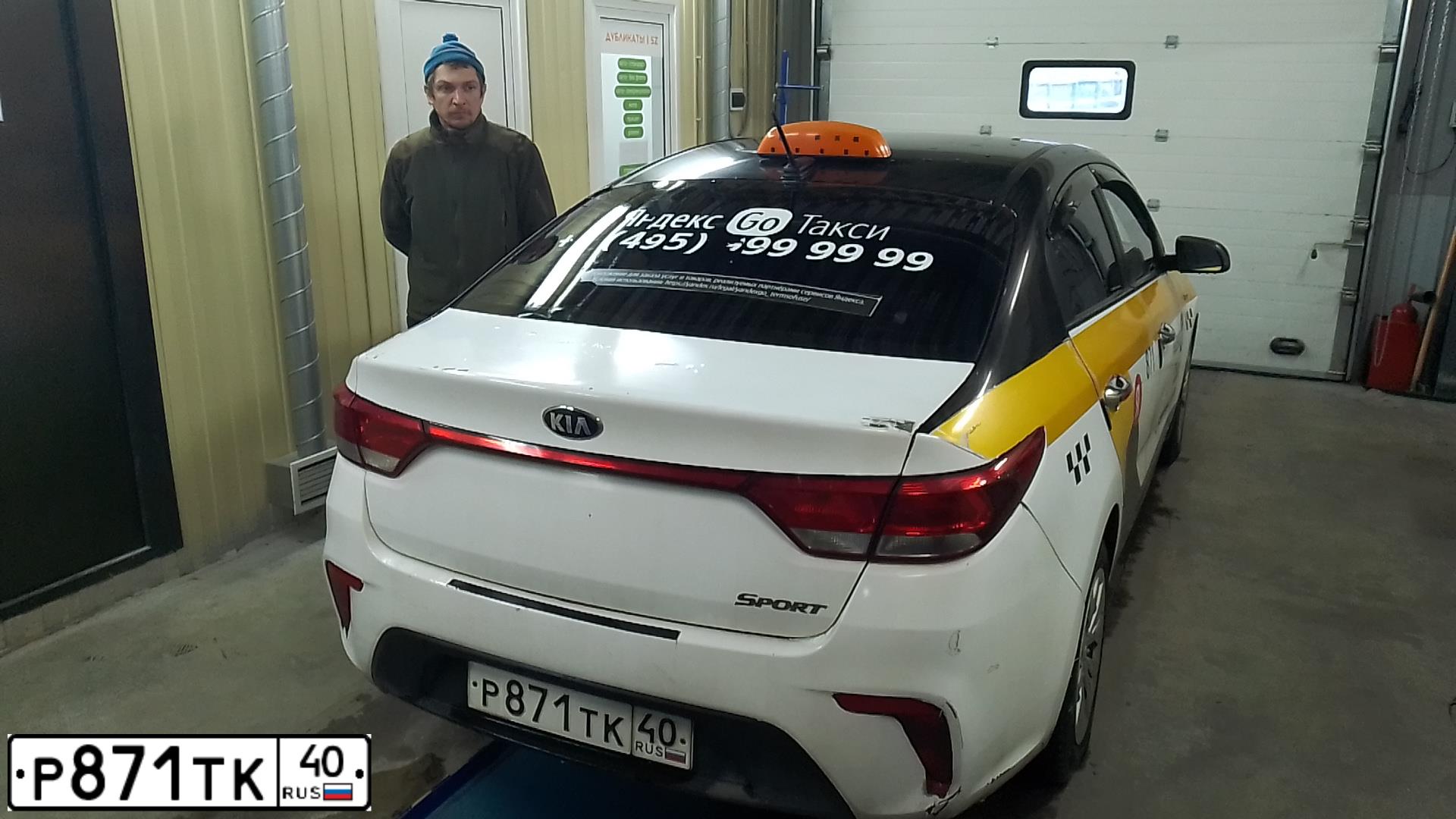 Фото автомобиля KIA RIO, 2018 — госномер М373МС799. Цвет: БЕЛЫЙ-ЖЕЛТЫЙ-СЕРЫЙ