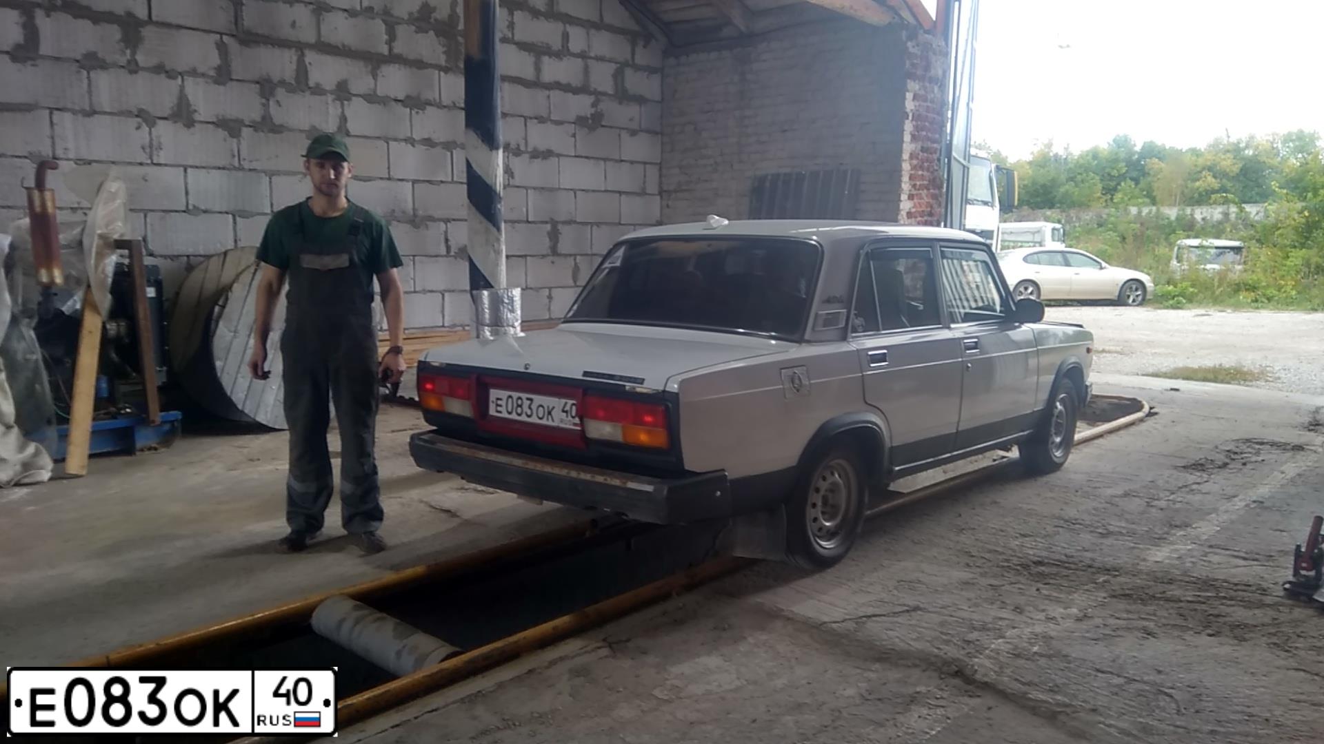 Фото автомобиля LADA 2107, 2006 — госномер Е083ОК40. Цвет: ЯРКО-БЕЛЫЙ