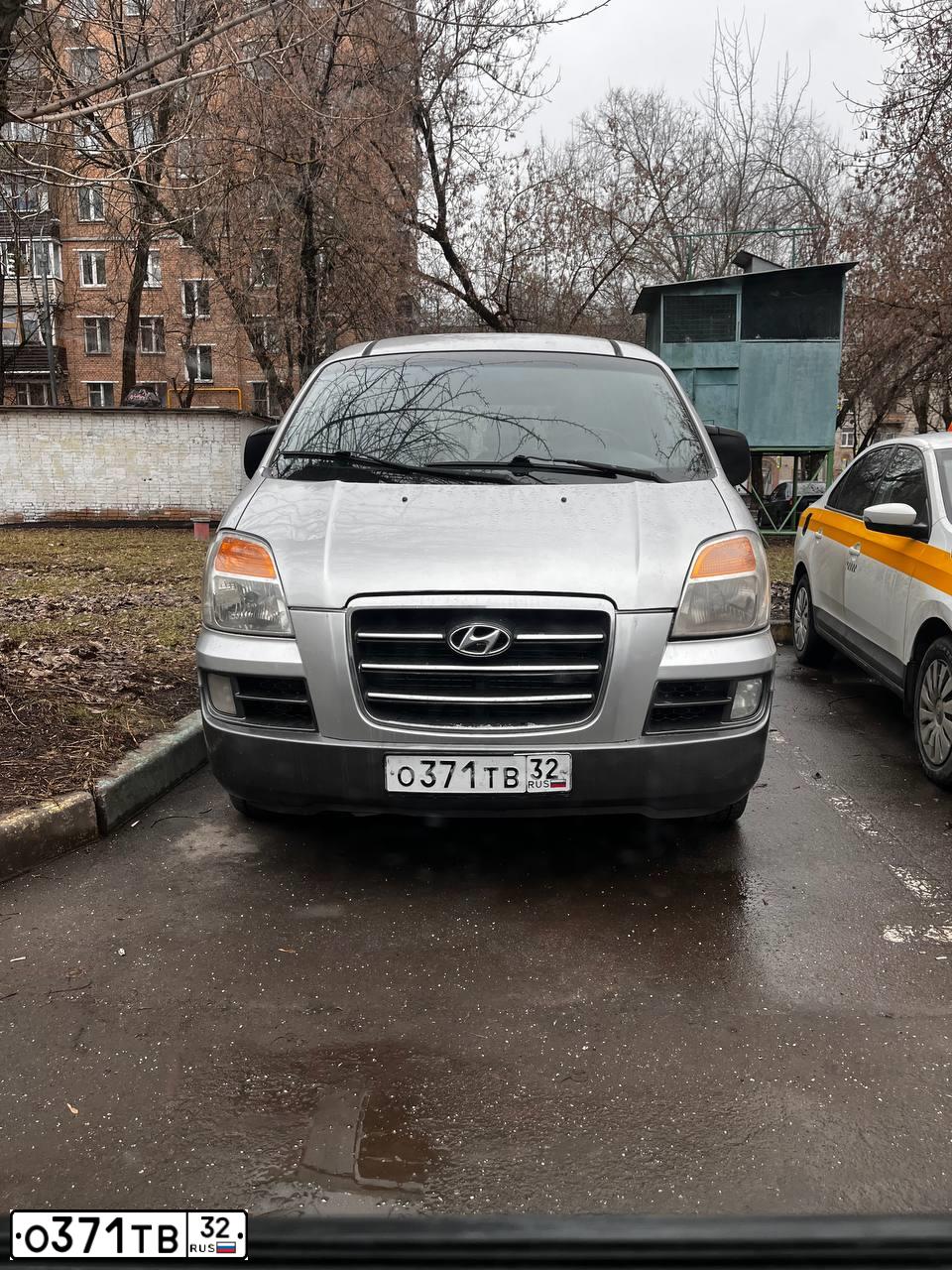Фото автомобиля HYUNDAI H 1/H 100/STAREX, 2007 — госномер О371ТВ32. Цвет: ТЕМНО-СЕРЫЙ