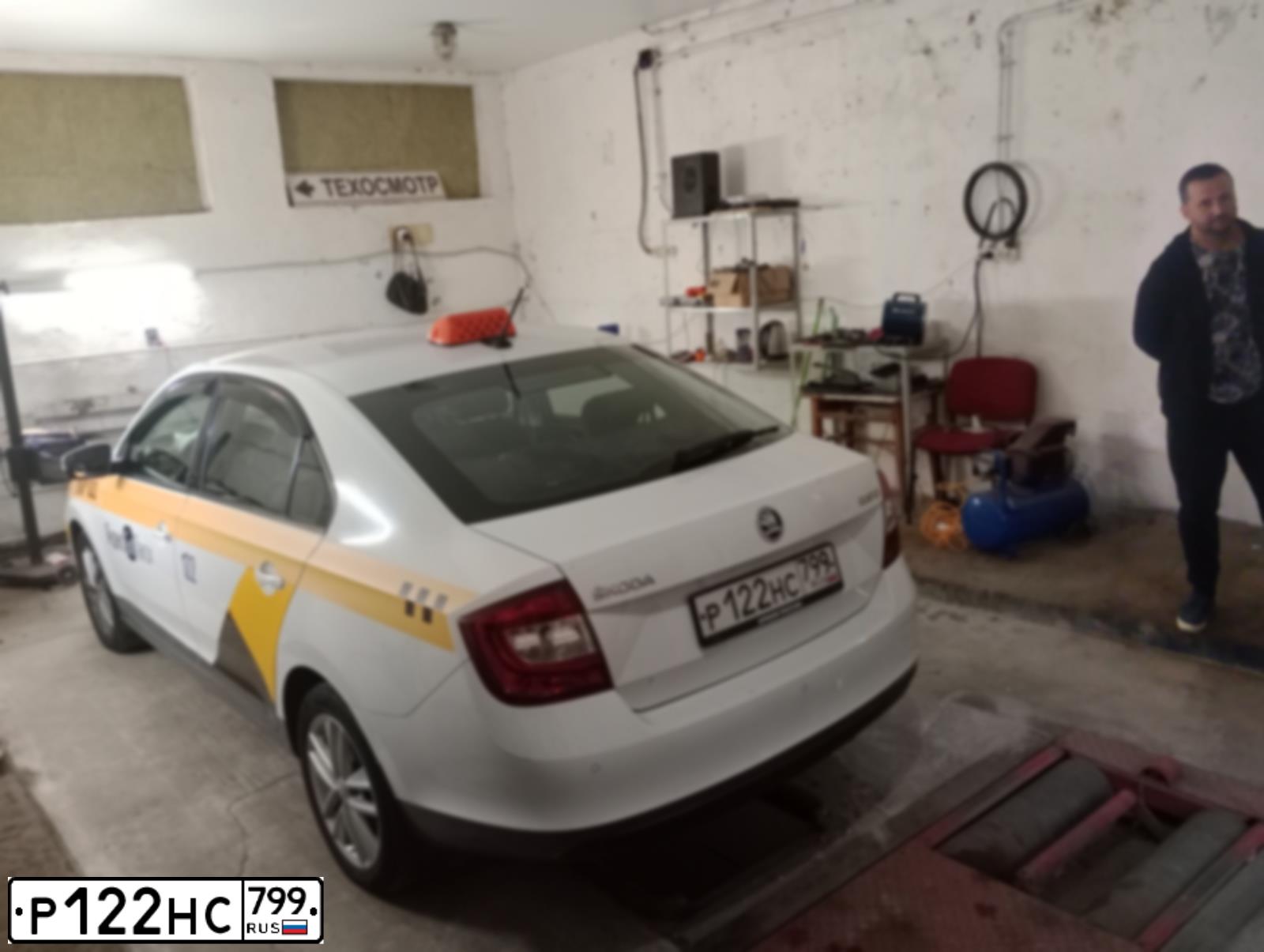 Фото автомобиля SKODA RAPID, 2018 — госномер Р122НС799. Цвет: БЕЛЫЙ ЖЕЛТЫЙ СЕРЫЙ