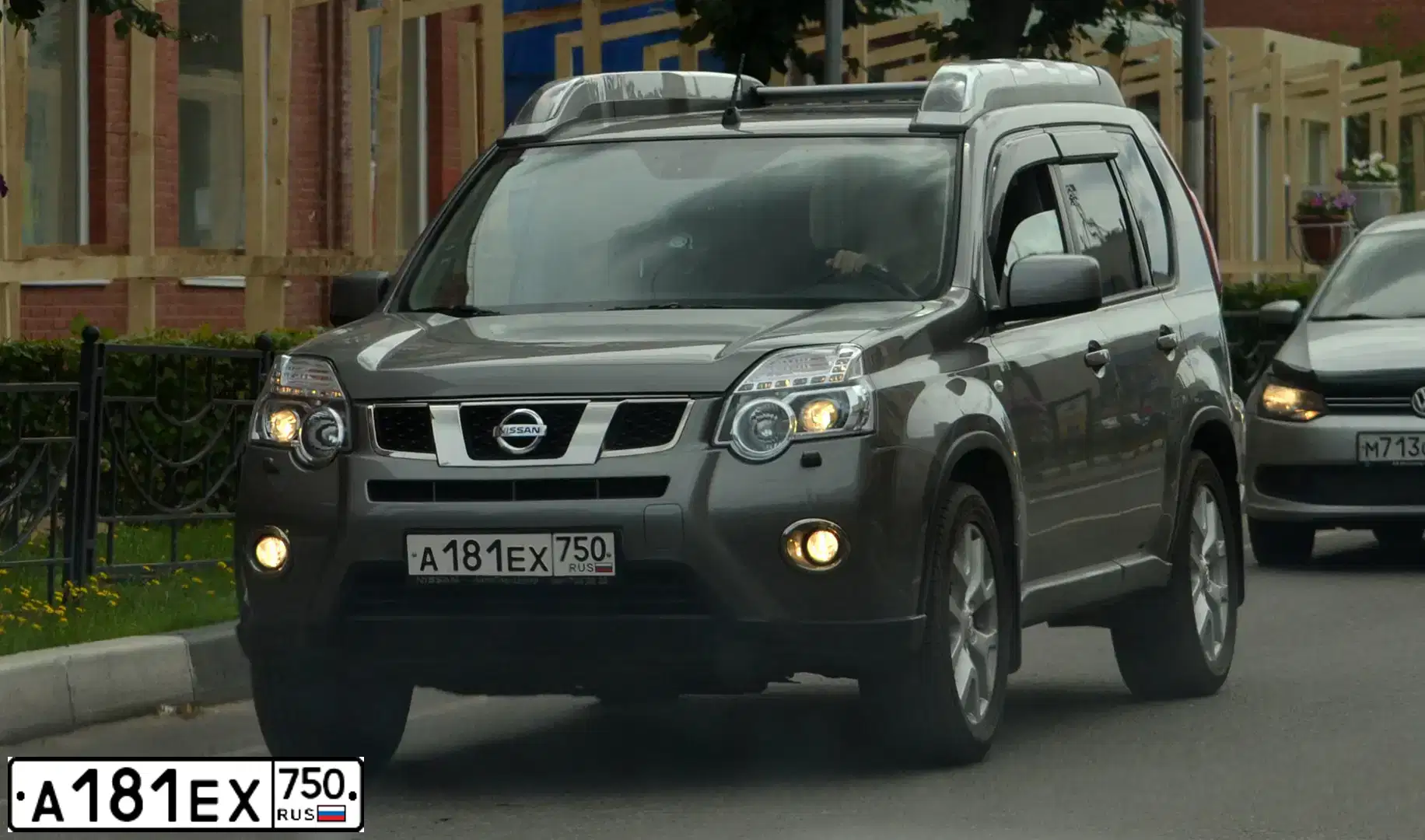 Фото автомобиля NISSAN X-TRAIL, 2014 — госномер А181ЕХ750. Цвет: СЕРЫЙ