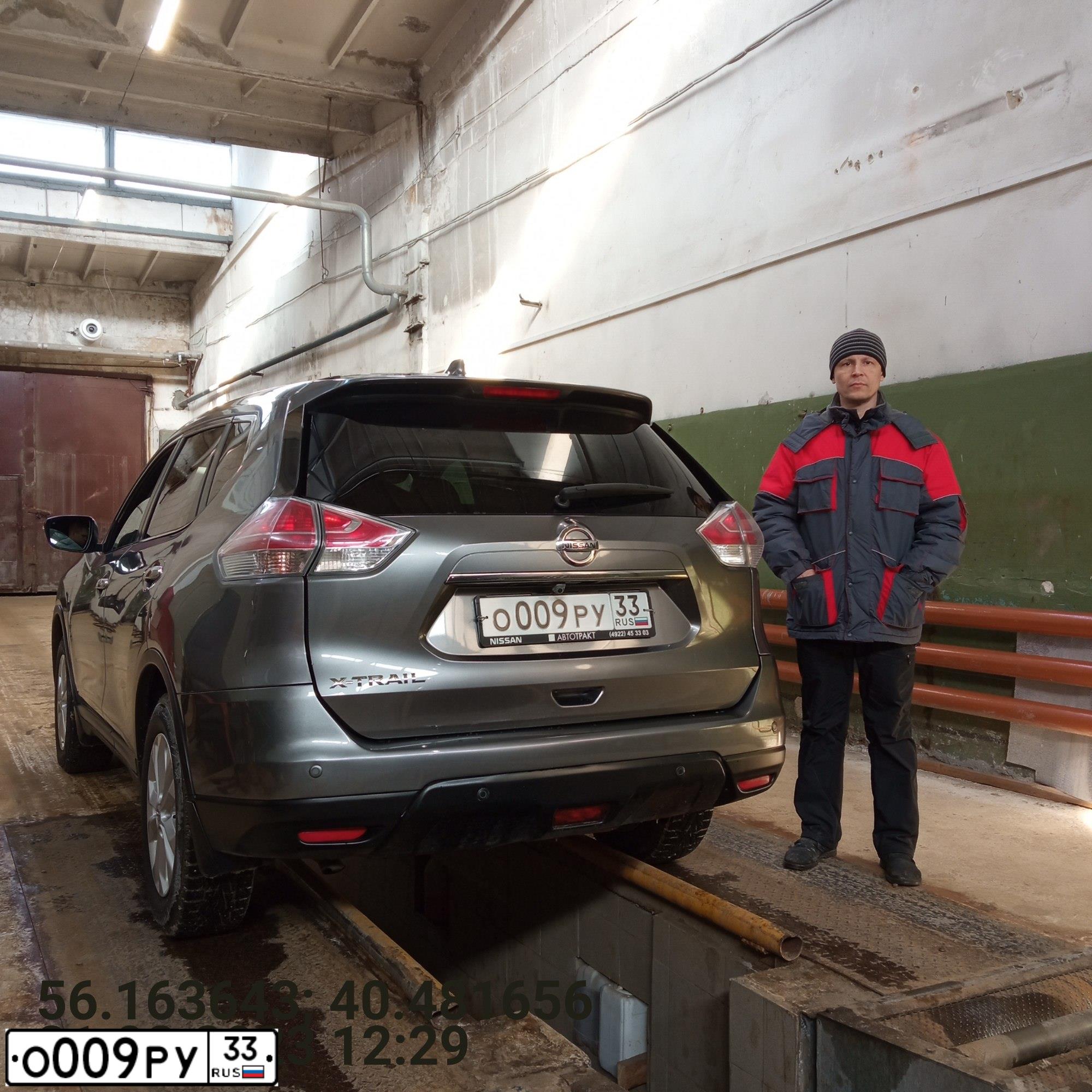 Фото автомобиля NISSAN X-TRAIL, 2018 — госномер О009РУ33. Цвет: СЕРЫЙ