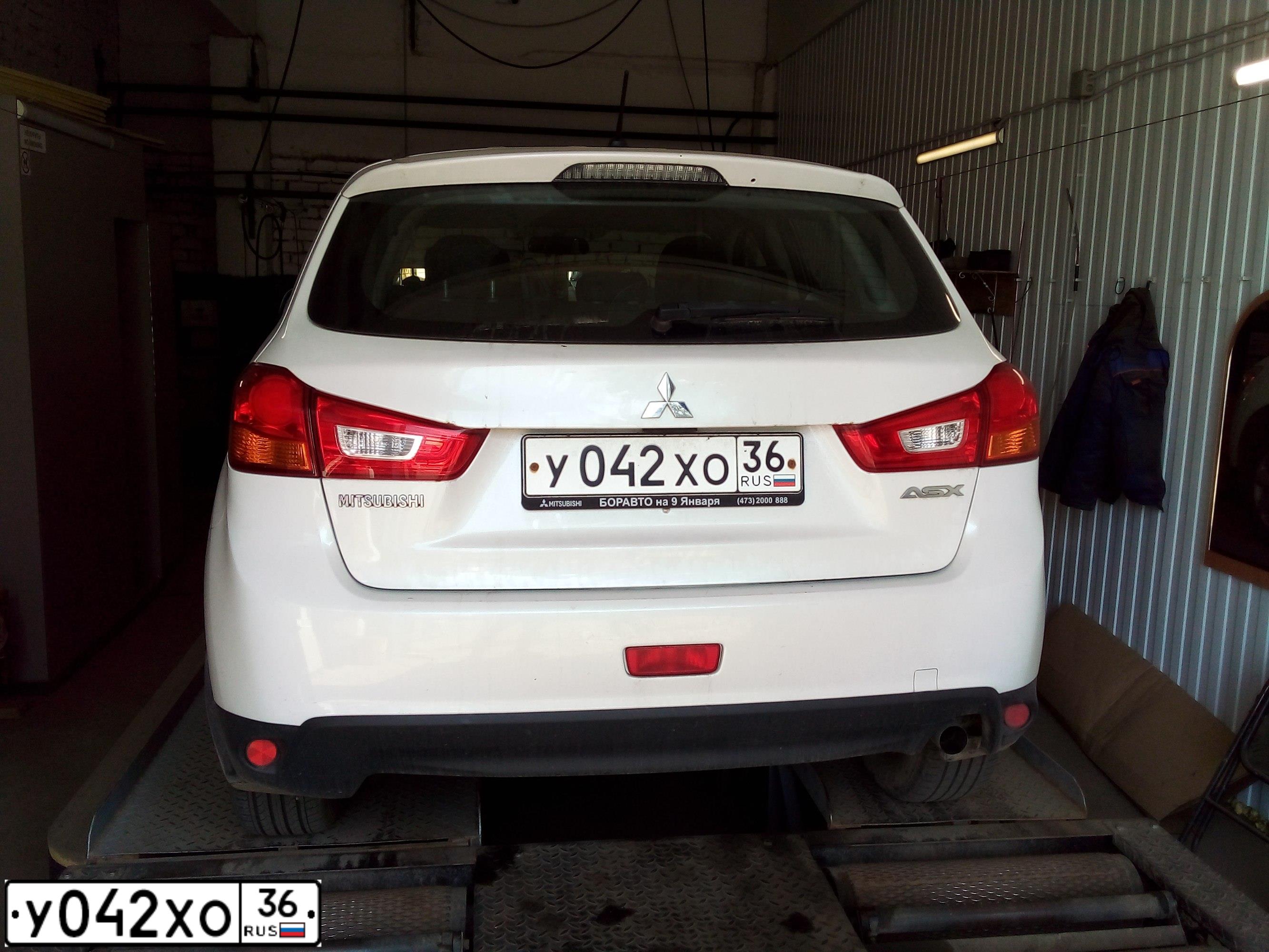 Фото автомобиля MITSUBISHI ASX, 2014 — госномер У042ХО36. Цвет: БЕЛЫЙ
