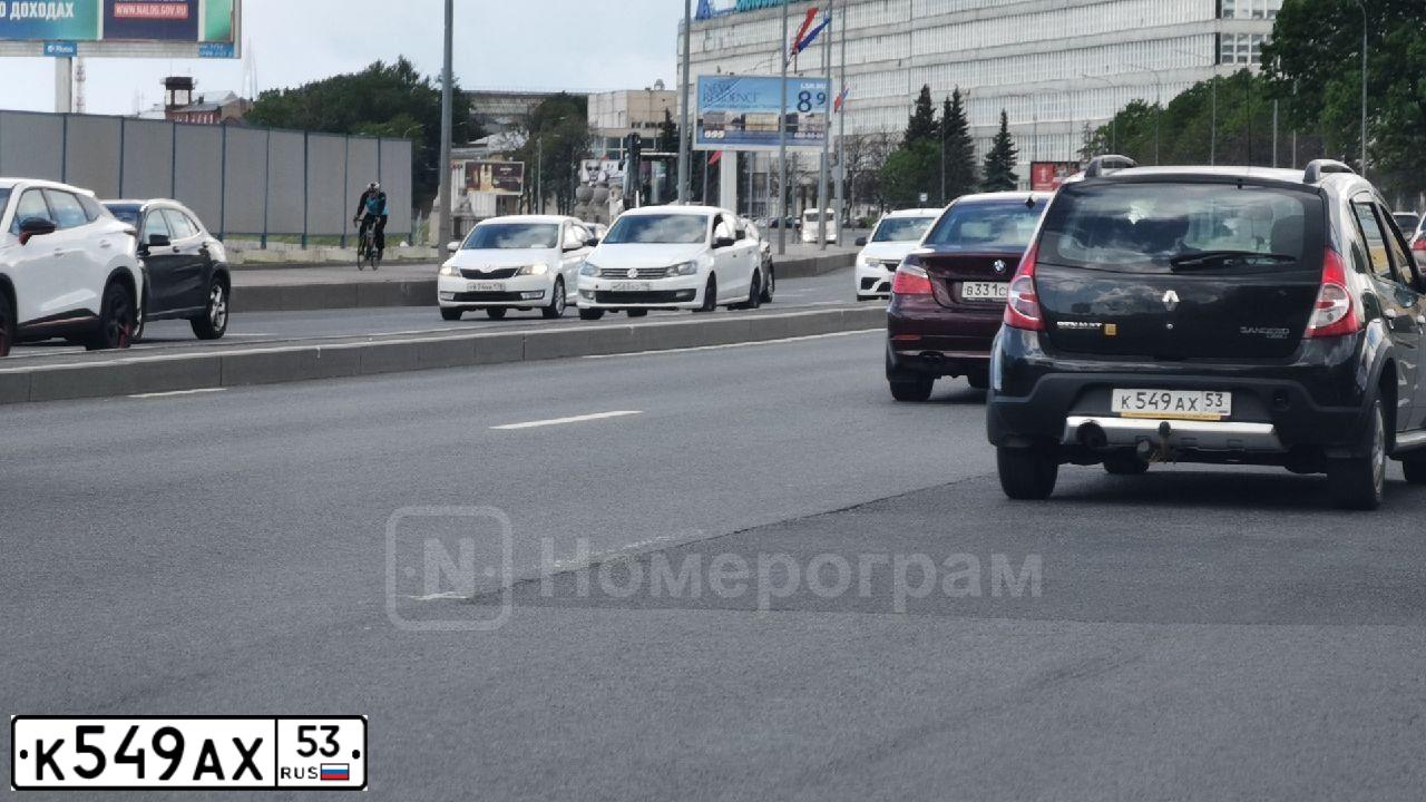Фото автомобиля RENAULT SANDERO, 2013 — госномер К549АХ53. Цвет: ЧЕРНЫЙ