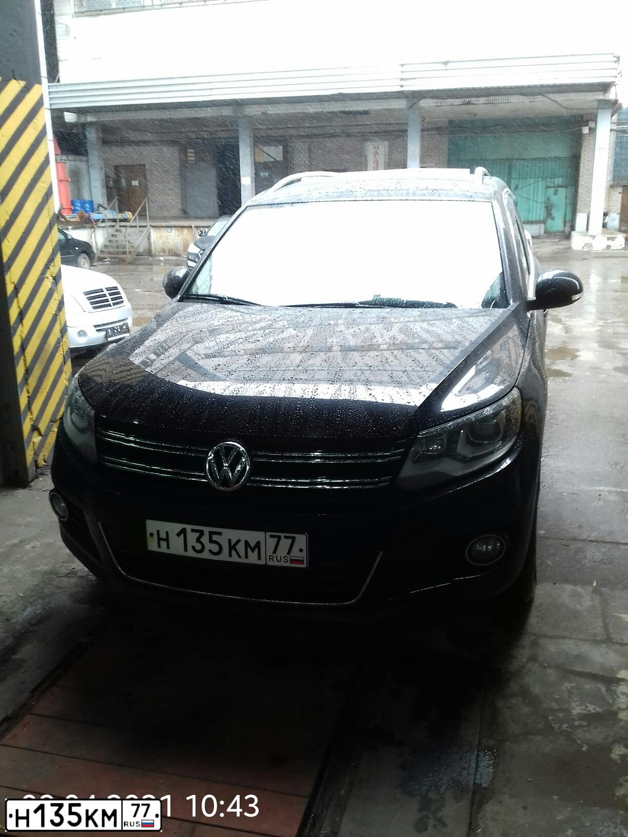 Фото автомобиля VOLKSWAGEN TIGUAN, 2012 — госномер Н135КМ77. Цвет: ЧЕРНЫЙ