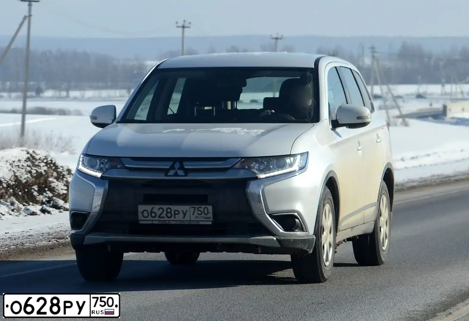 Фото автомобиля MITSUBISHI OUTLANDER, 2017 — госномер О628РУ750. Цвет: БЕЛЫЙ