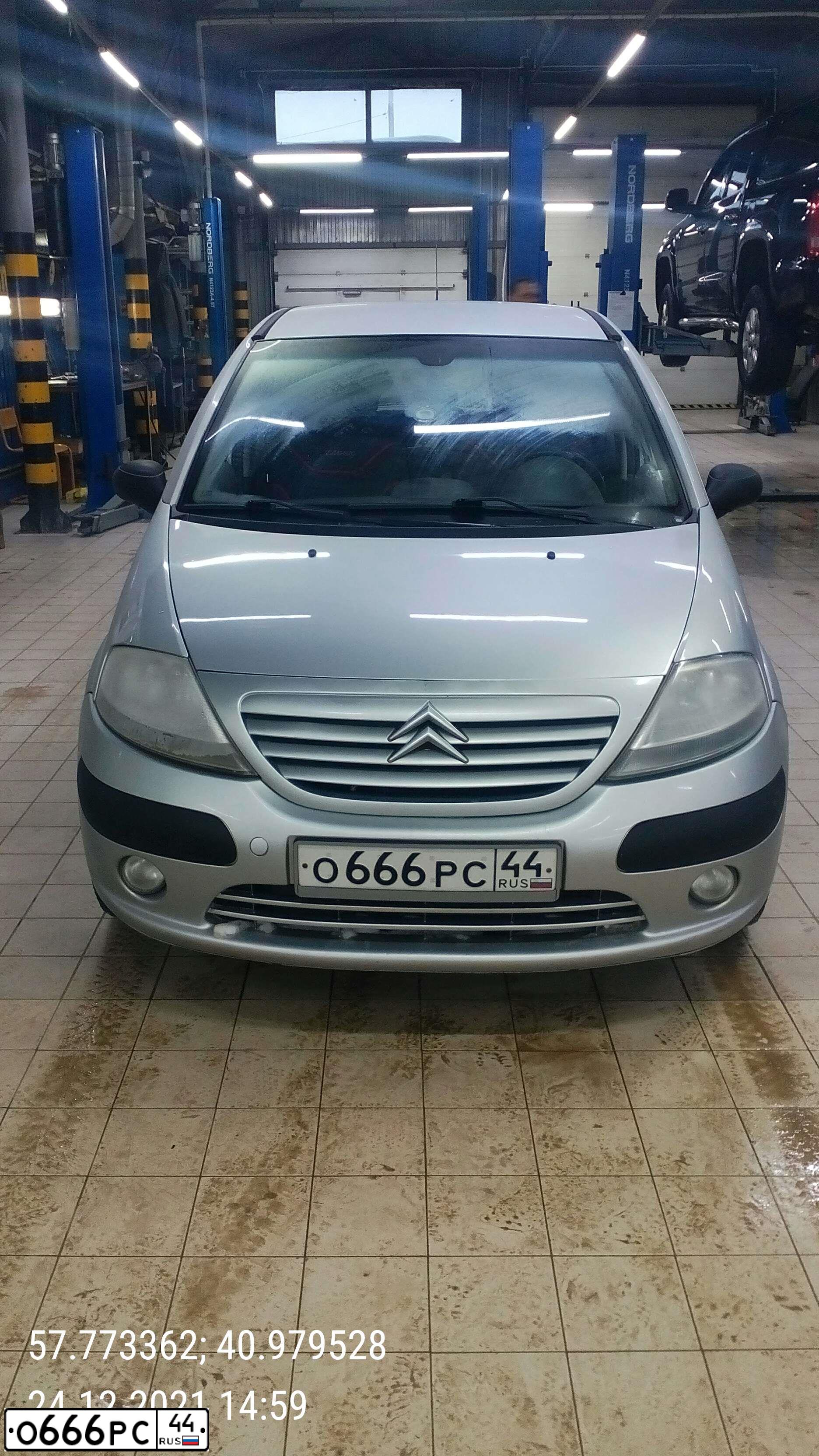 Фото автомобиля CITROEN C3, 2004 — госномер О666РС44. Цвет: СЕРЫЙ