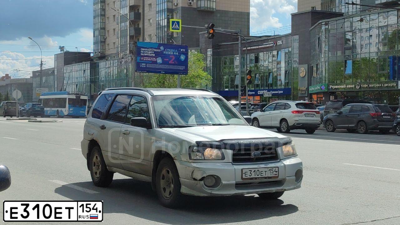 Фото автомобиля SUBARU FORESTER, 2005 — госномер Е310ЕТ154. Цвет: Серебристый