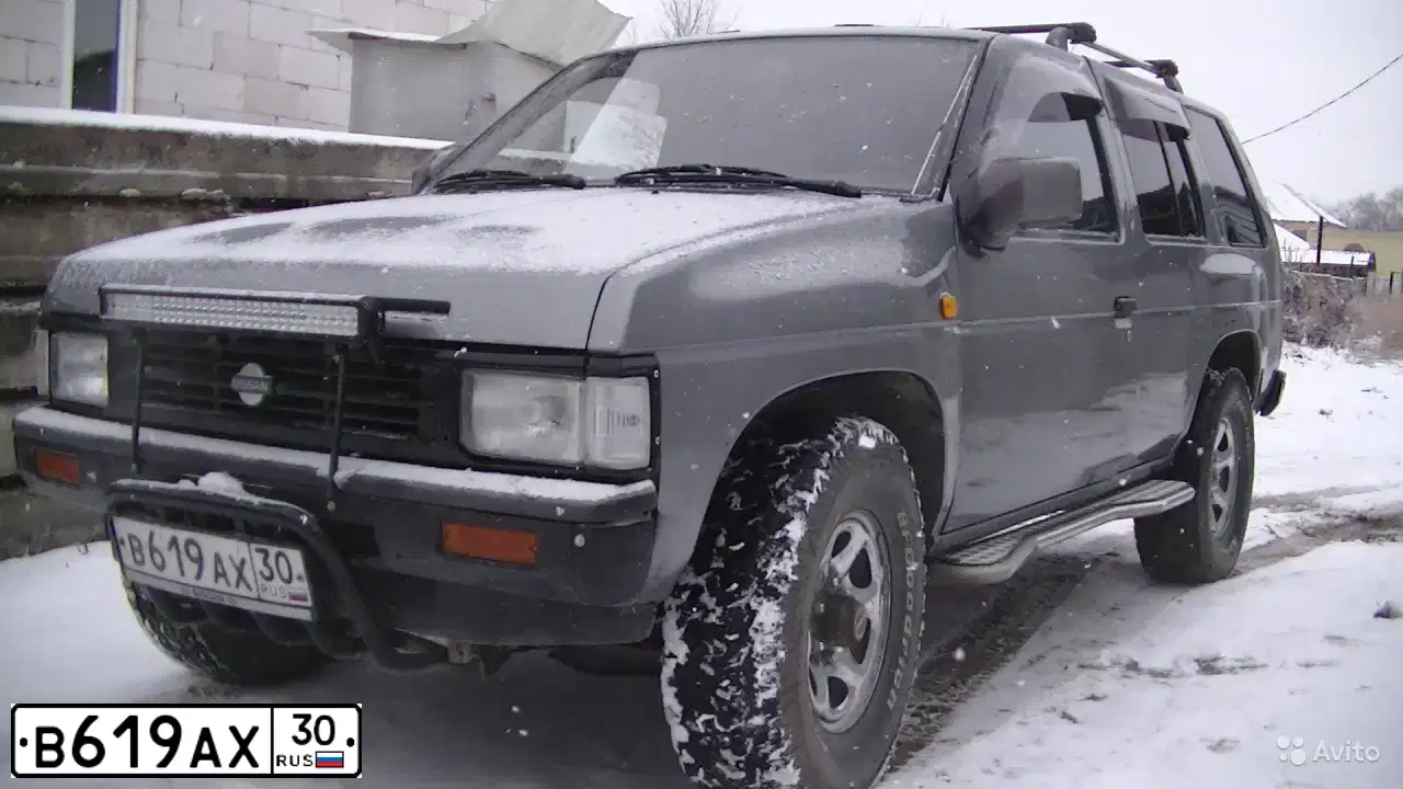 Фото автомобиля NISSAN TERRANO, 1992 — госномер В619АХ30. Цвет: СЕРЫЙ
