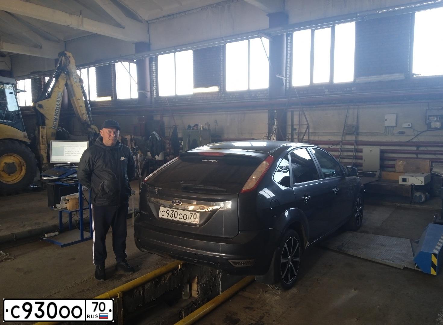 Фото автомобиля FORD FOCUS, 2008 — госномер Н653СУ70. Цвет: ТЕМНО-СЕРЫЙ