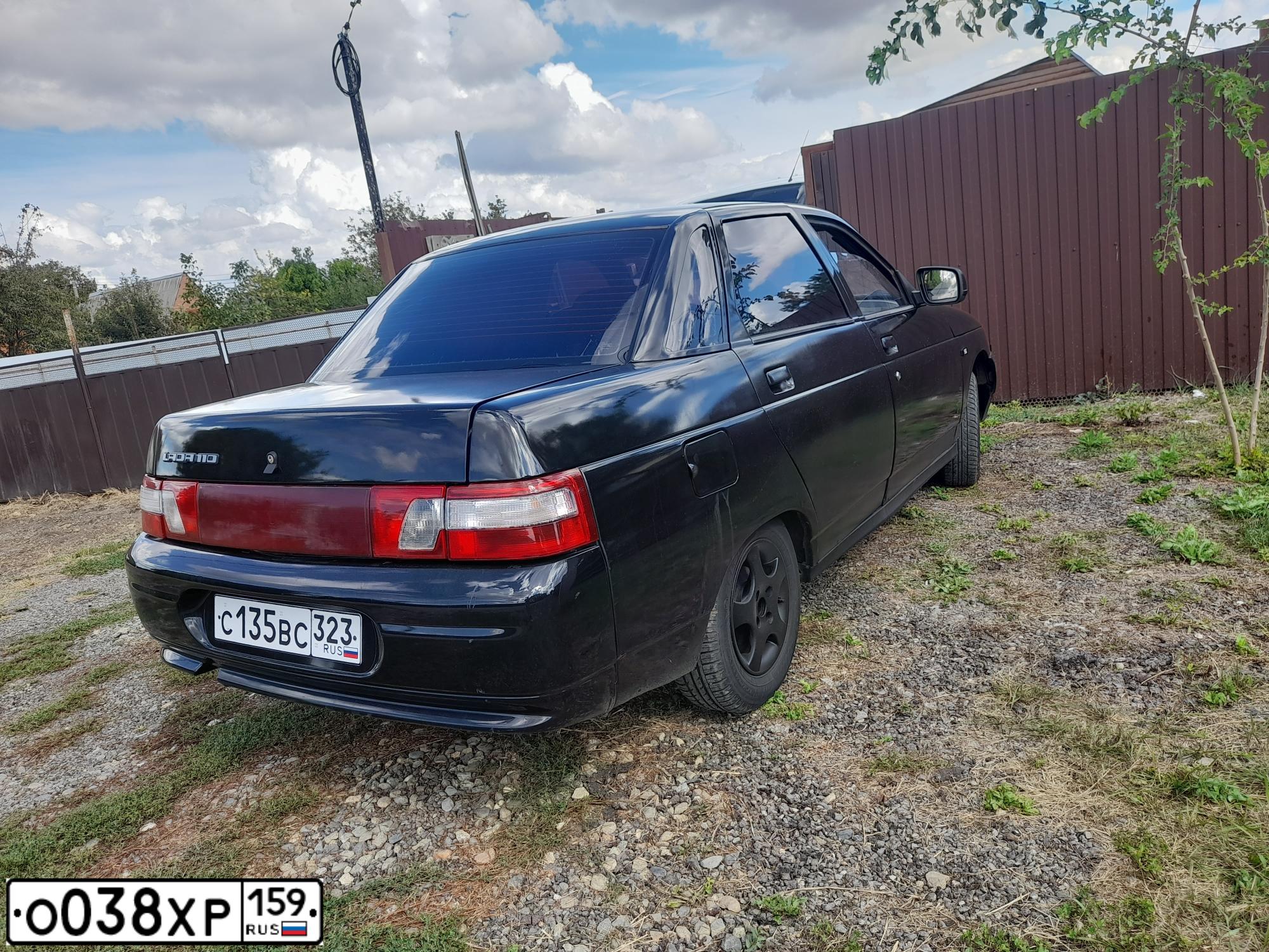 Фото автомобиля LADA 2110, 2001 — госномер С135ВС323. Цвет: ЧЕРНЫЙ