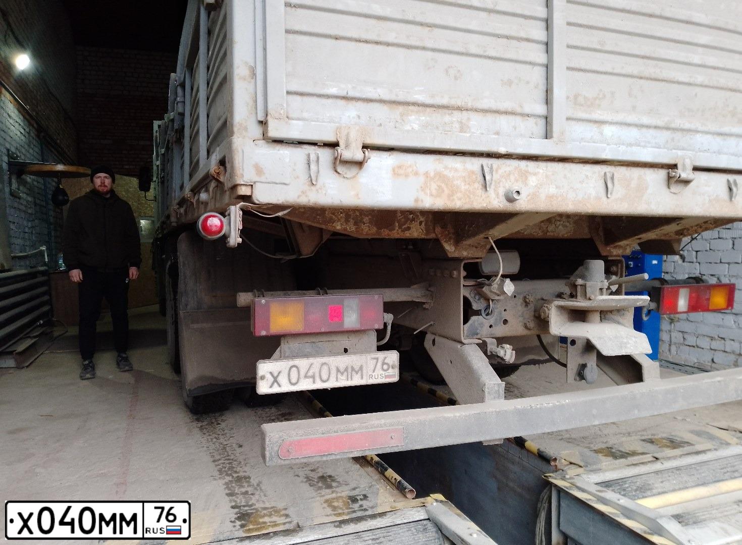 Фото автомобиля MAZ Z 6303 6X4, 2008 — госномер Х040ММ76. Цвет: Белый