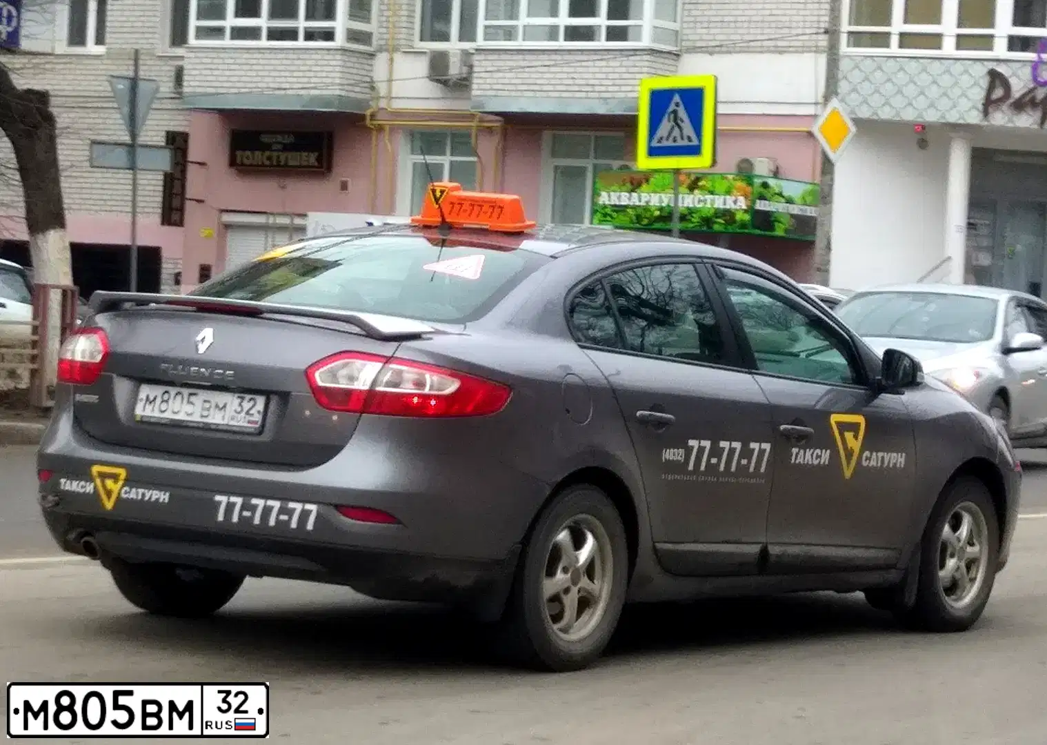 Фото автомобиля RENAULT FLUENCE, 2011 — госномер М805ВМ32. Цвет: ТЕМНО-СЕРЫЙ