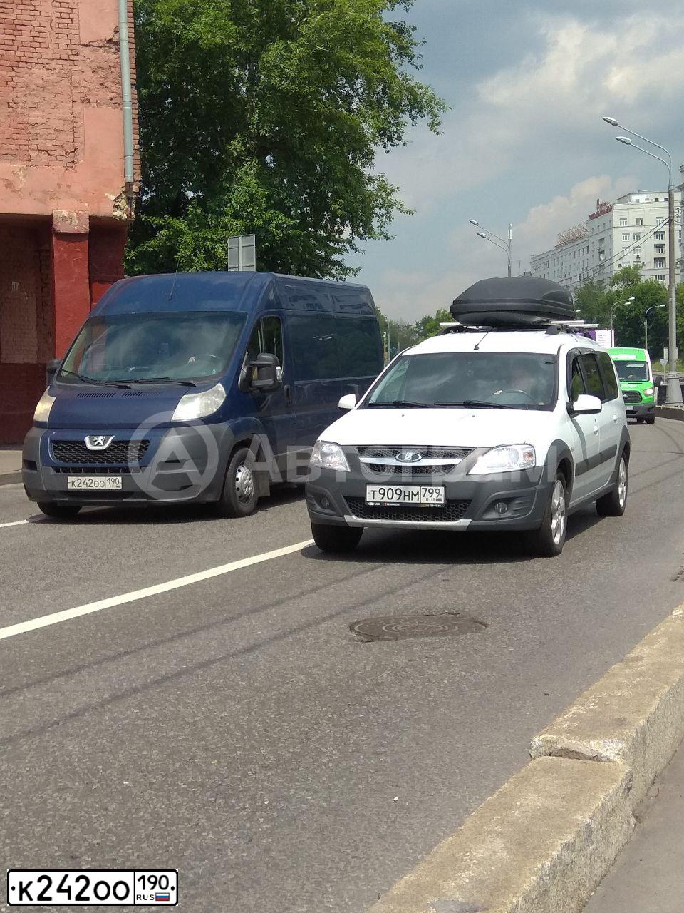 Фото автомобиля PEUGEOT BOXER, 2011 — госномер К242ОО190. Цвет: СИНИЙ ТЕМНЫЙ