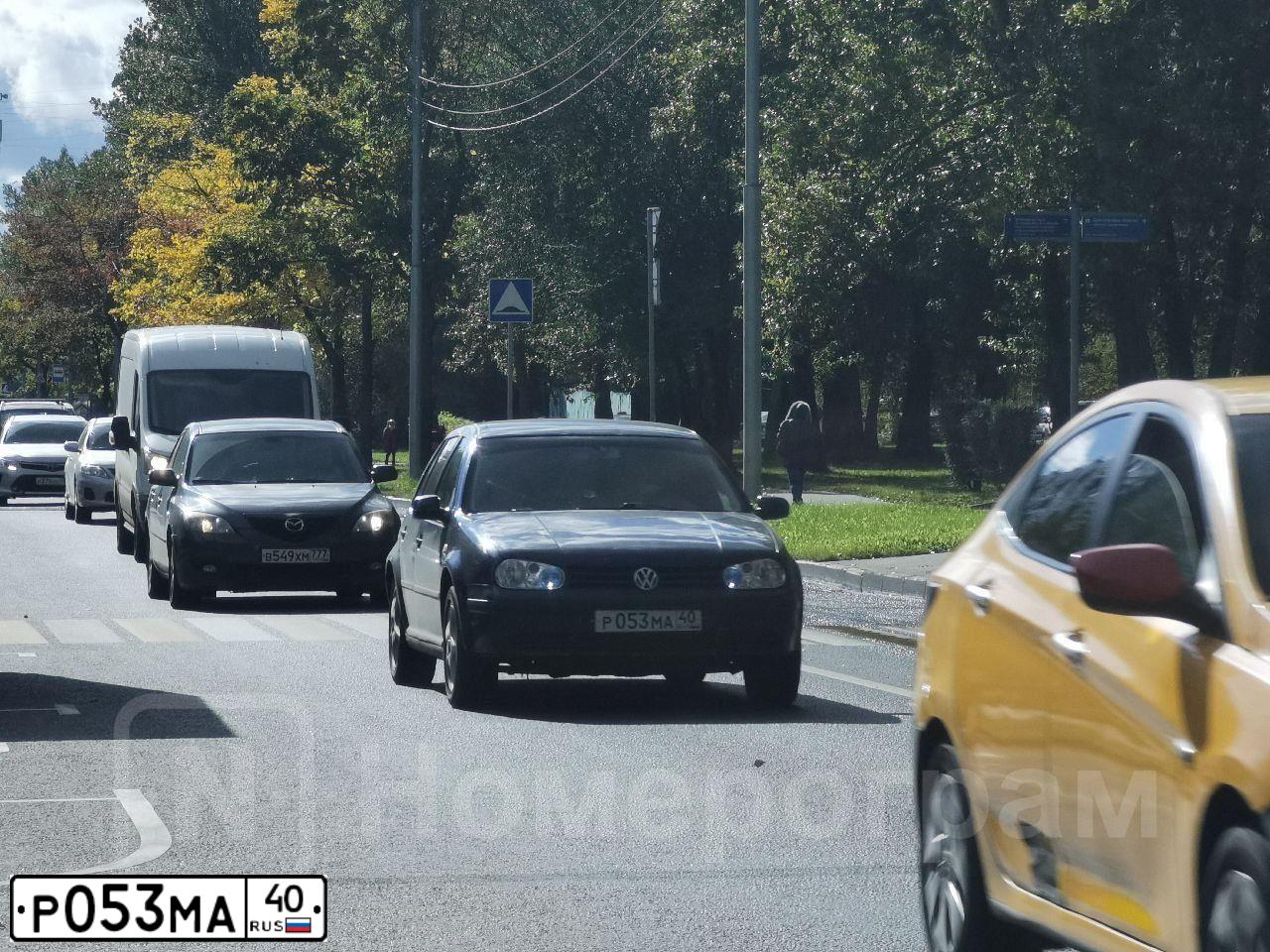 Фото автомобиля VOLKSWAGEN GOLF, 2000 — госномер Р347УО40. Цвет: синий