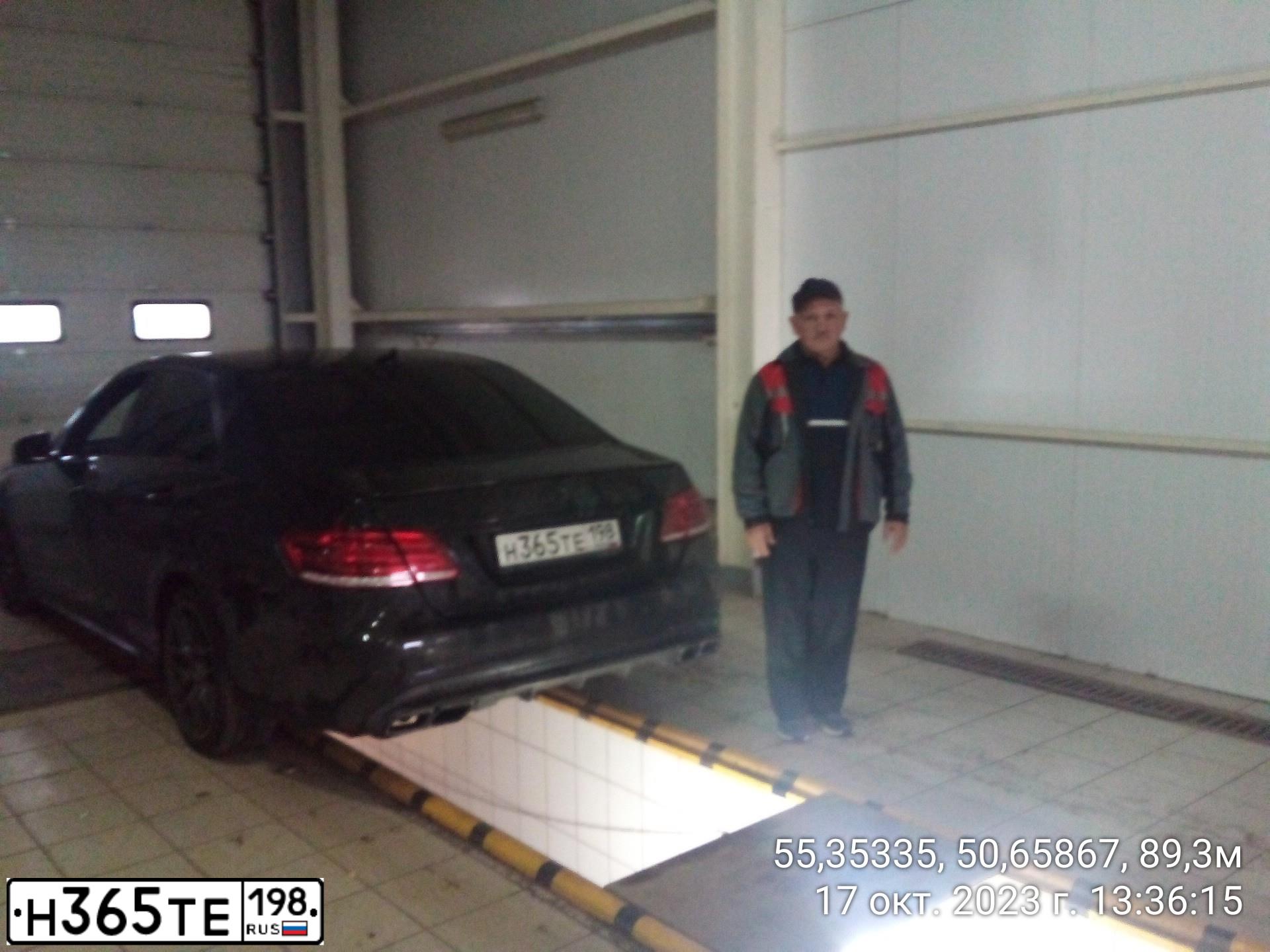 Фото автомобиля MERCEDES E-KLASSE, 2013 — госномер Р009ММ178. Цвет: ЧЕРНЫЙ