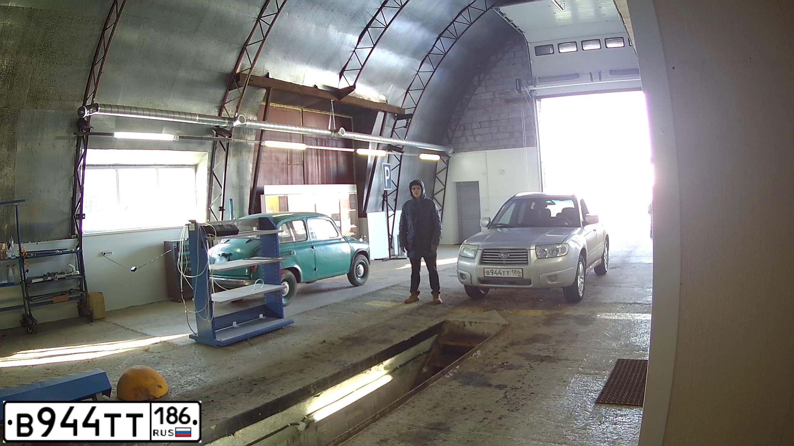 Фото автомобиля SUBARU FORESTER, 2006 — госномер В944ТТ186. Цвет: Серый
