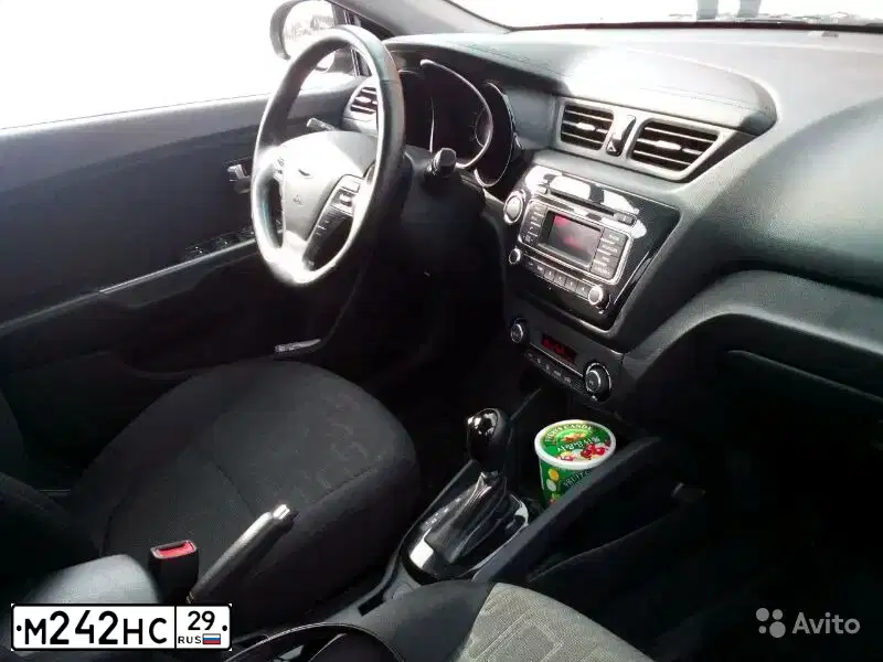 Фото автомобиля KIA RIO, 2015 — госномер М242НС29. Цвет: ЧЕРНЫЙ