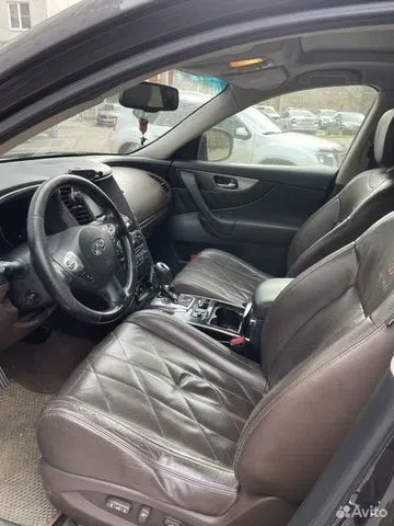 Фото автомобиля INFINITI QX70 /FX/, 2008 — госномер Р788ЕТ774. Цвет: Коричневый
