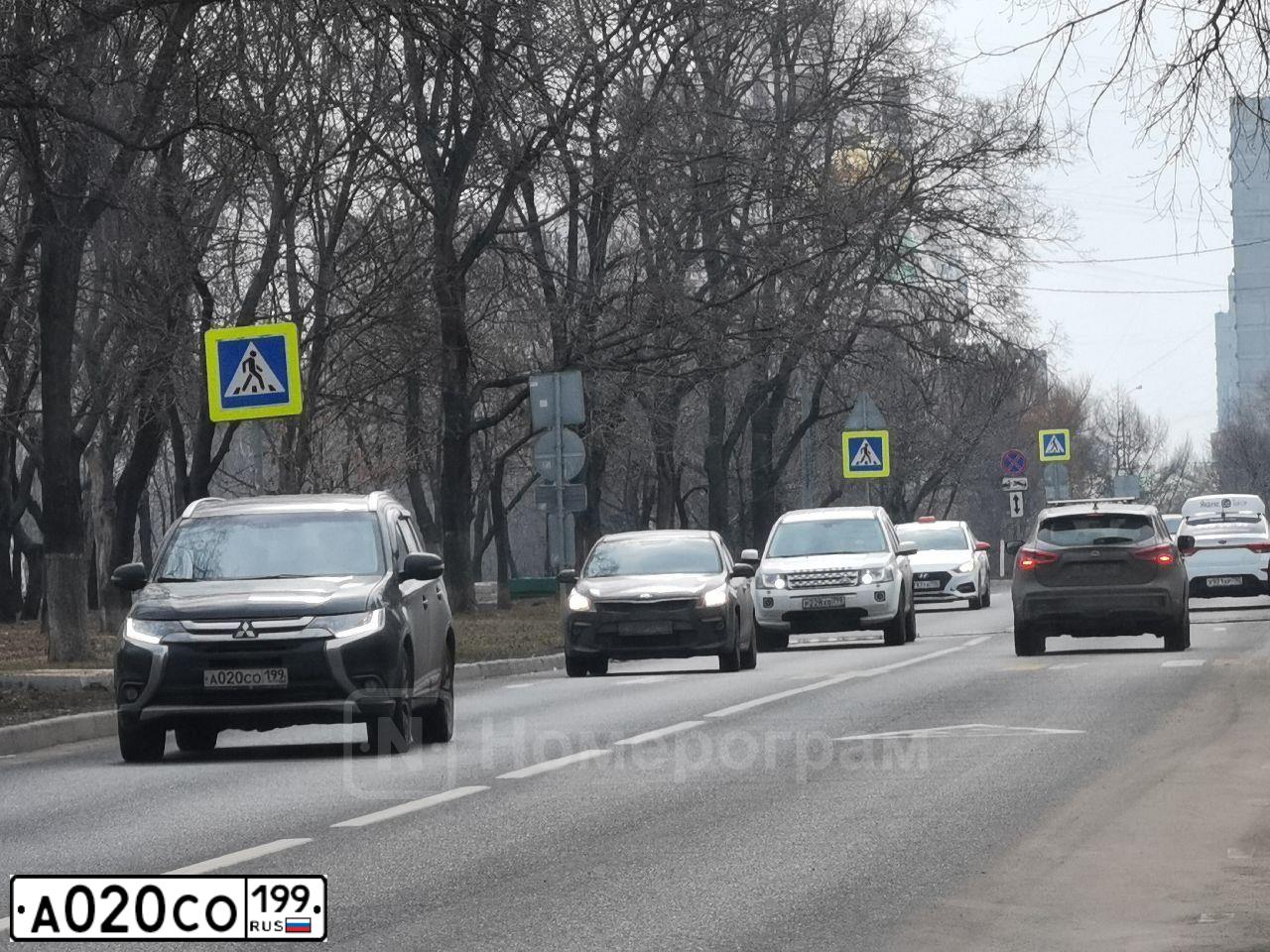 Фото автомобиля MITSUBISHI OUTLANDER, 2010 — госномер А020СО199. Цвет: ЧЕРНЫЙ