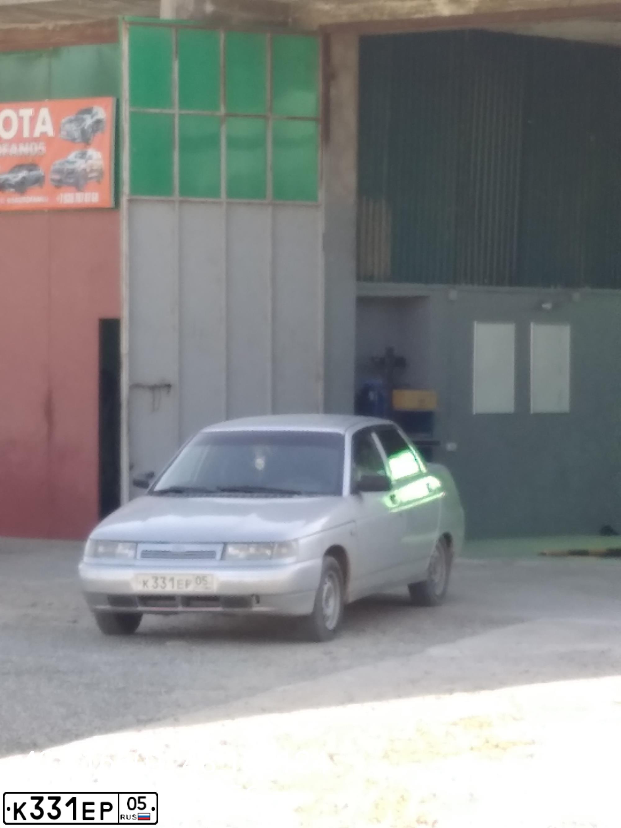 Фото автомобиля LADA 2110, 2002 — госномер К331ЕР05. Цвет: СВЕТЛО-СЕРЕБРИСТЫЙ  МЕТАЛЛИК