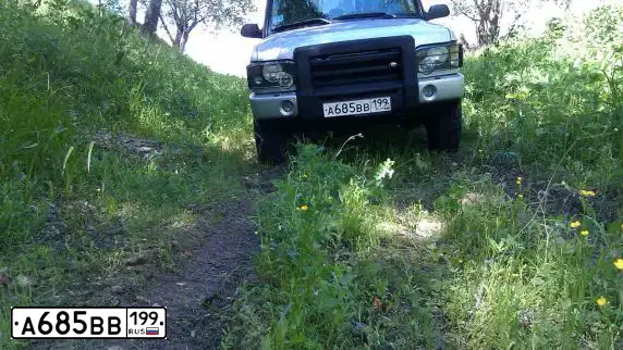 Фото автомобиля LANDROVER DISCOVERY, 2003 — госномер А685ВВ199. Цвет: СЕРЕБРИСТЫЙ