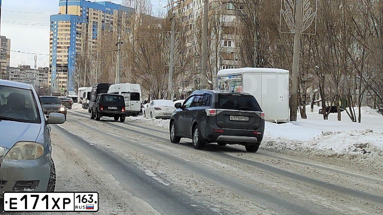 Фото автомобиля TOYOTA COROLLA, 2007 — госномер Е171ХР163. Цвет: ЧЕРНЫЙ