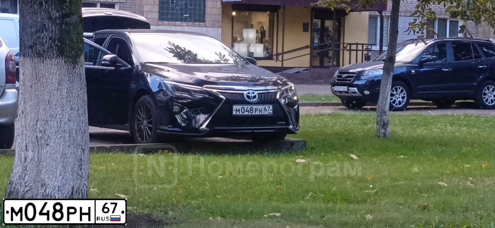 Фото автомобиля TOYOTA CAMRY, 2017 — госномер М048РН67. Цвет: ЧЕРНЫЙ МЕТАЛЛИК
