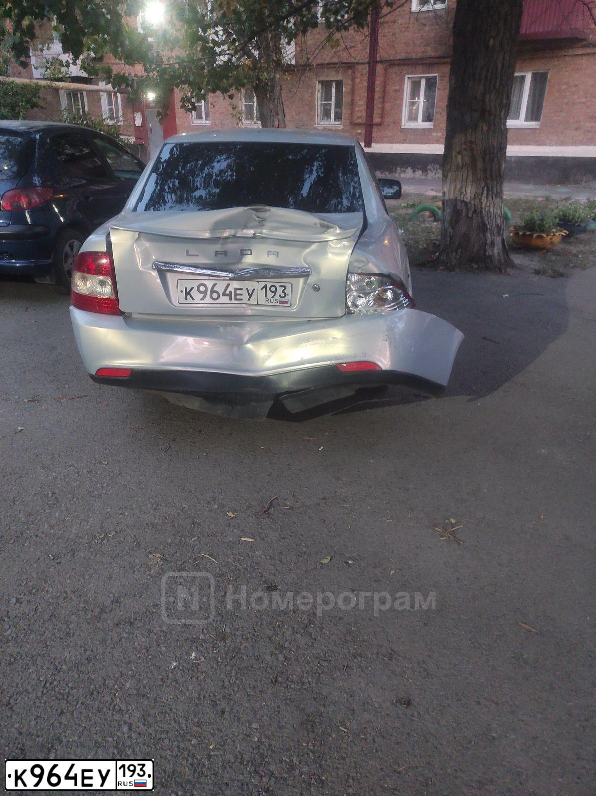 Фото автомобиля LADA 2170 PRIORA, 2008 — госномер У222ОС123. Цвет: Серебристо-желто-голубой