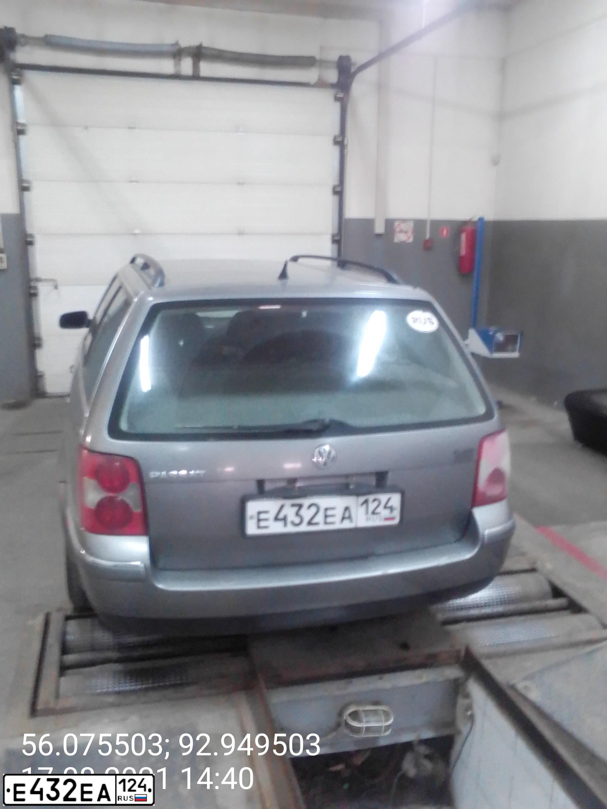 Фото автомобиля VOLKSWAGEN PASSAT, 2002 — госномер Е432ЕА124. Цвет: СЕРЫЙ