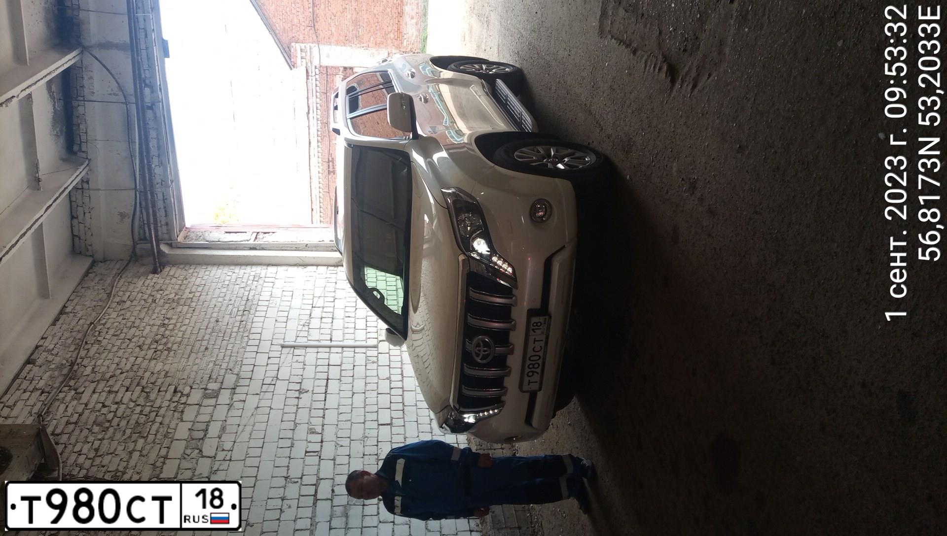 Фото автомобиля TOYOTA LANDCRUISER, 2017 — госномер Т980СТ18. Цвет: Белый
