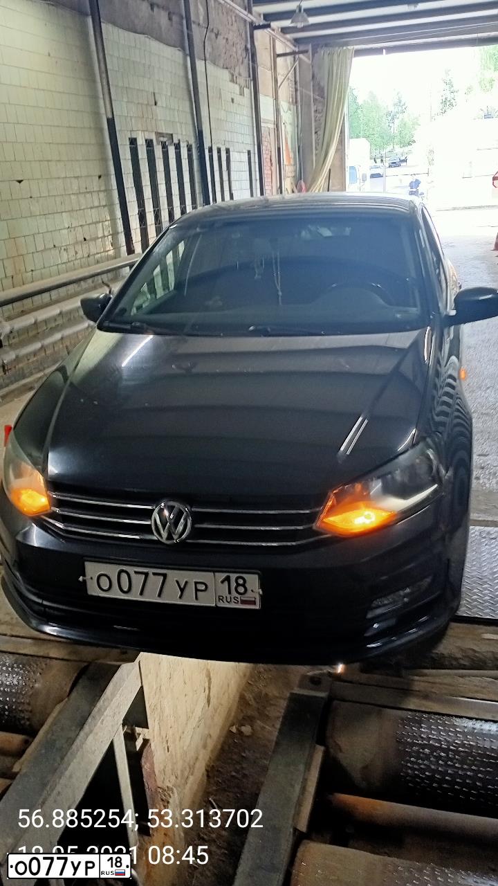 Фото автомобиля VOLKSWAGEN POLO, 2016 — госномер О077УР18. Цвет: СЕРЫЙ