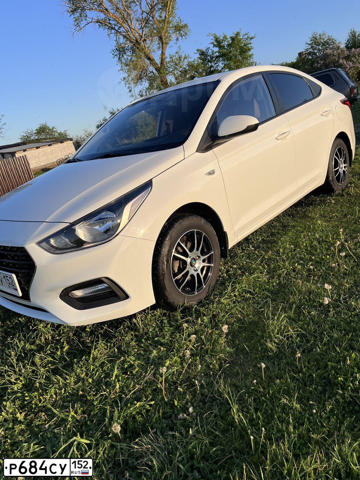 Фото автомобиля HYUNDAI SOLARIS, 2019 — госномер Р684СУ152. Цвет: Белый