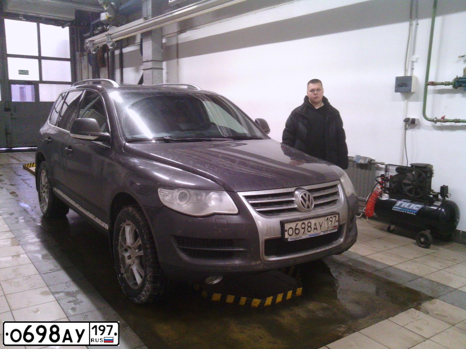 Фото автомобиля VOLKSWAGEN TOUAREG, 2010 — госномер О698АУ197. Цвет: ТЕМНО-КОРИЧНЕВЫЙ