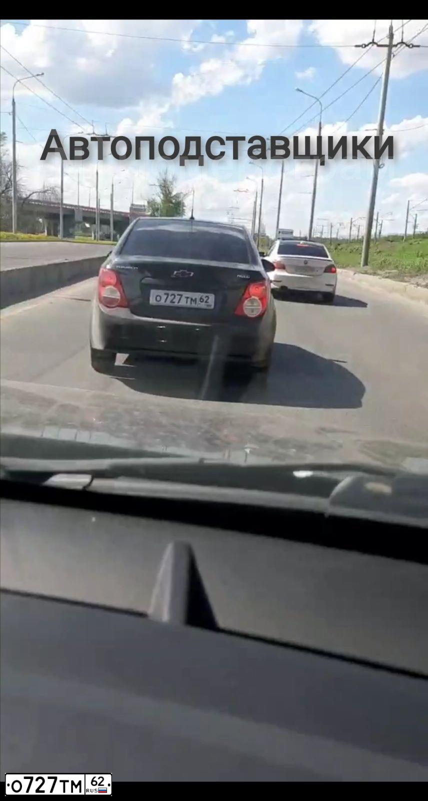 Фото автомобиля CHEVROLET AVEO, 2014 — госномер О727ТМ62. Цвет: ЧЕРНЫЙ МЕТАЛЛИК