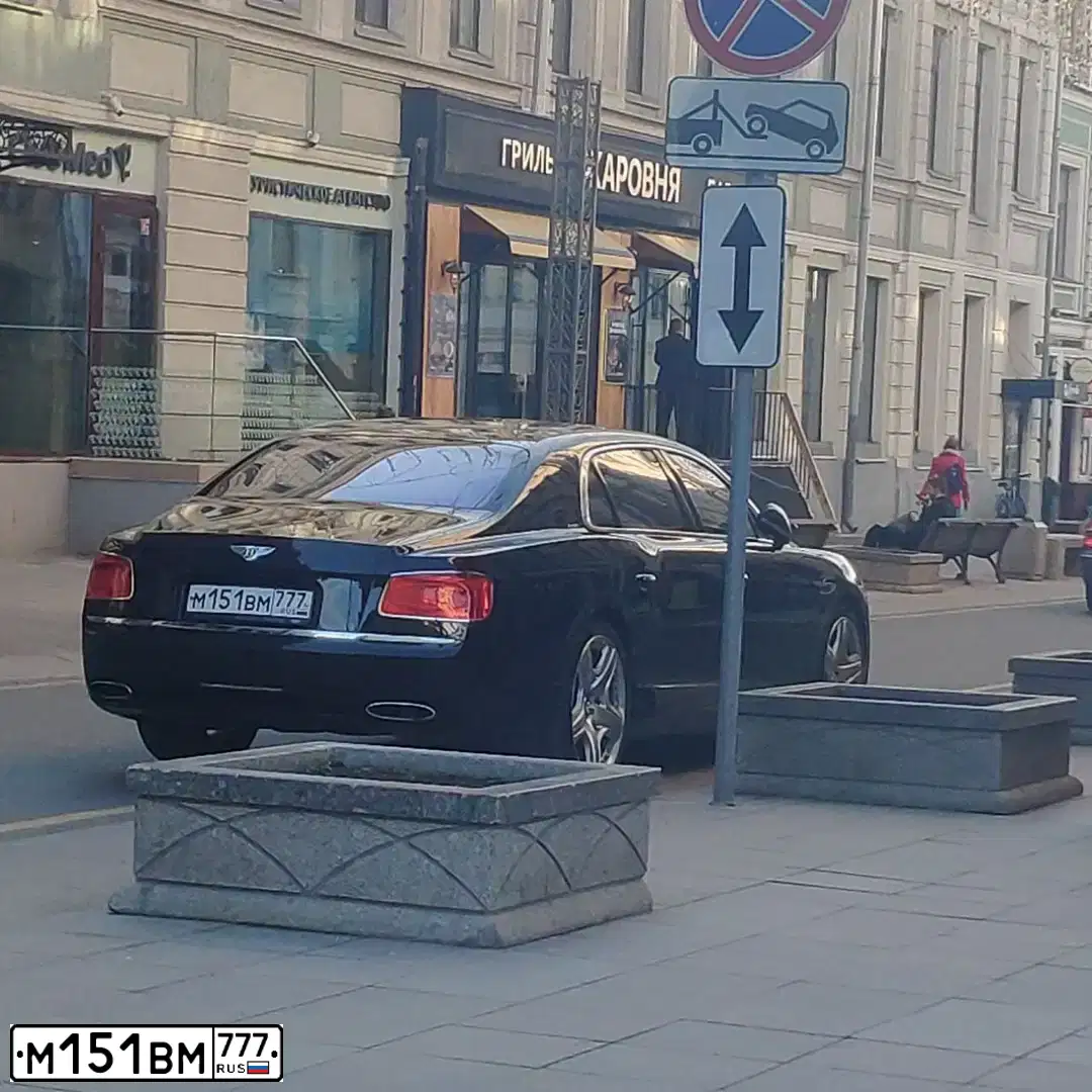 Фото автомобиля БЕНТЛИ FLYING SPUR W12, 2013 — госномер Р020ХЕ790. Цвет: ЧЕРНЫЙ