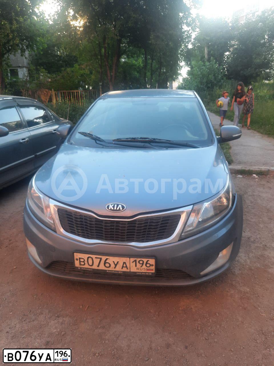 Фото автомобиля KIA RIO, 2015 — госномер В076УА196. Цвет: ГОЛУБОЙ