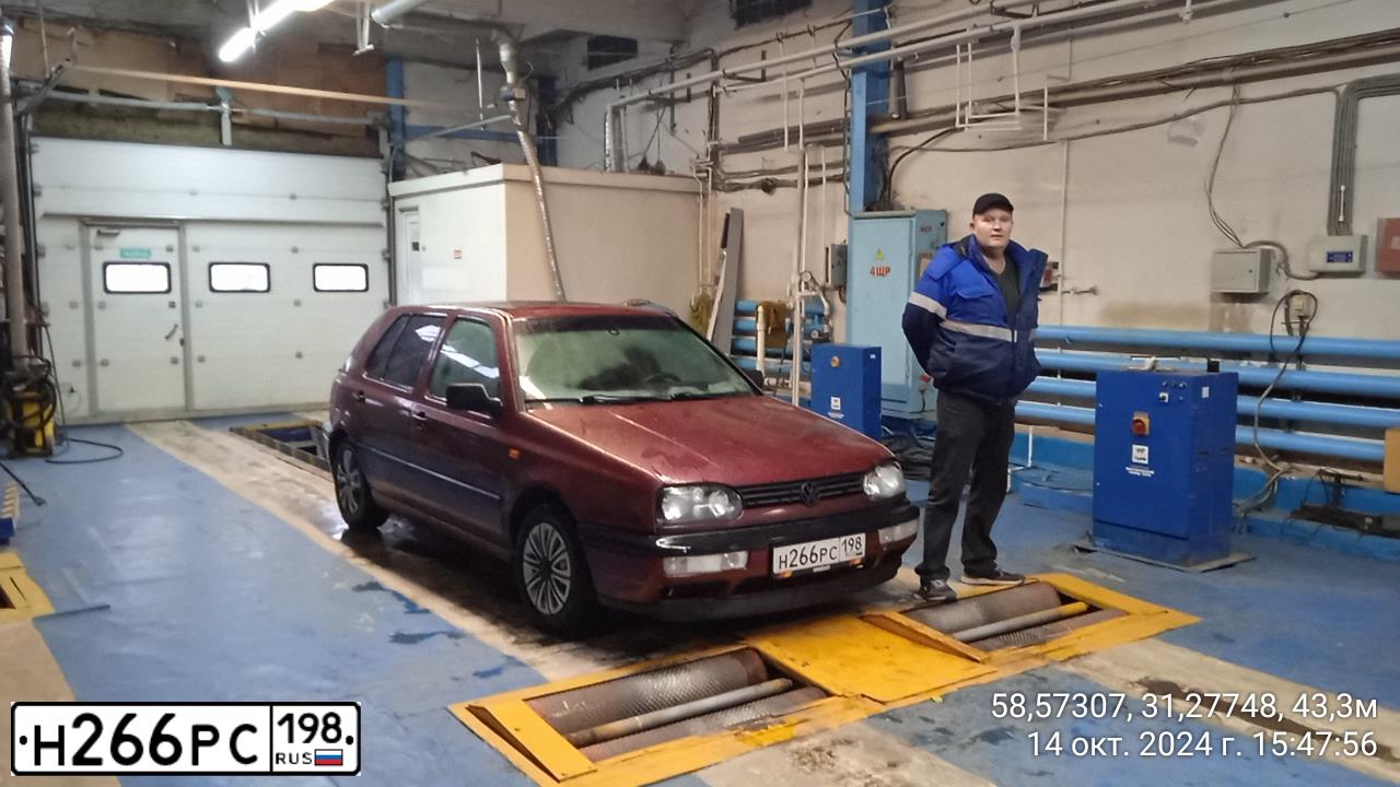 Фото автомобиля VOLKSWAGEN GOLF, 1996 — госномер К428ОК53. Цвет: ВИШНЕВЫЙ