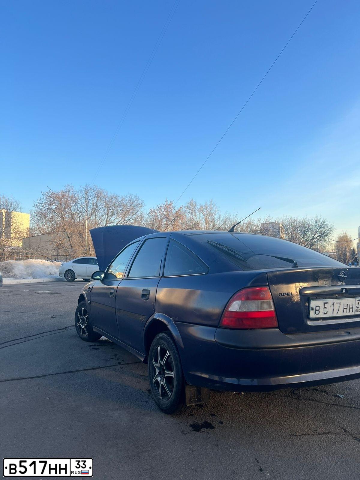 Фото автомобиля OPEL VECTRA, 1997 — госномер В517НН33. Цвет: синий