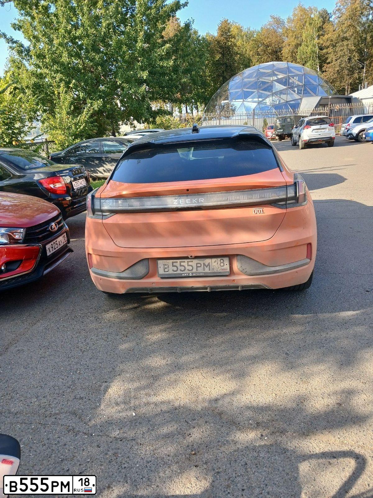 Фото автомобиля LADA 2114 SAMARA, 2006 — госномер В555РМ18. Цвет: СРЕДНИЙ СЕРО ЗЕЛЕНЫЙ МЕТА