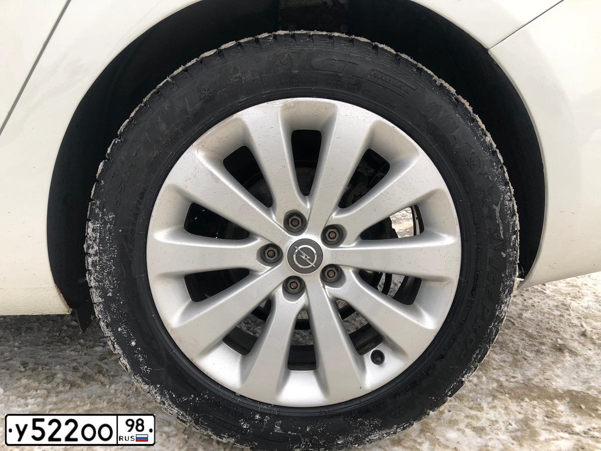 Фото автомобиля OPEL ASTRA, 2013 — госномер У522ОО98. Цвет: Белый
