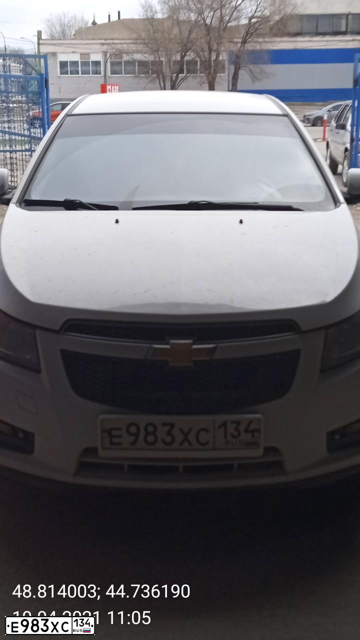 Фото автомобиля CHEVROLET CRUZE, 2012 — госномер Е983ХС134. Цвет: Белый