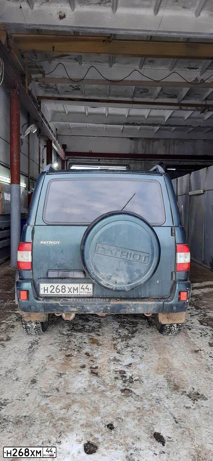 Фото автомобиля UAZ 3163 PATRIOT, 2012 — госномер В590НЕ37. Цвет: ЗЕЛЕНЫЙ МЕТАЛЛИК